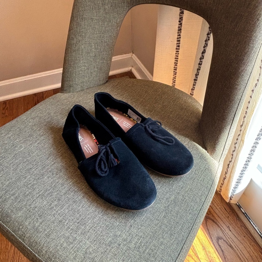 Toms size 7 black suede Moccasins